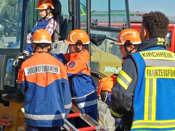 Rettung der verletzten Person aus dem Radlader